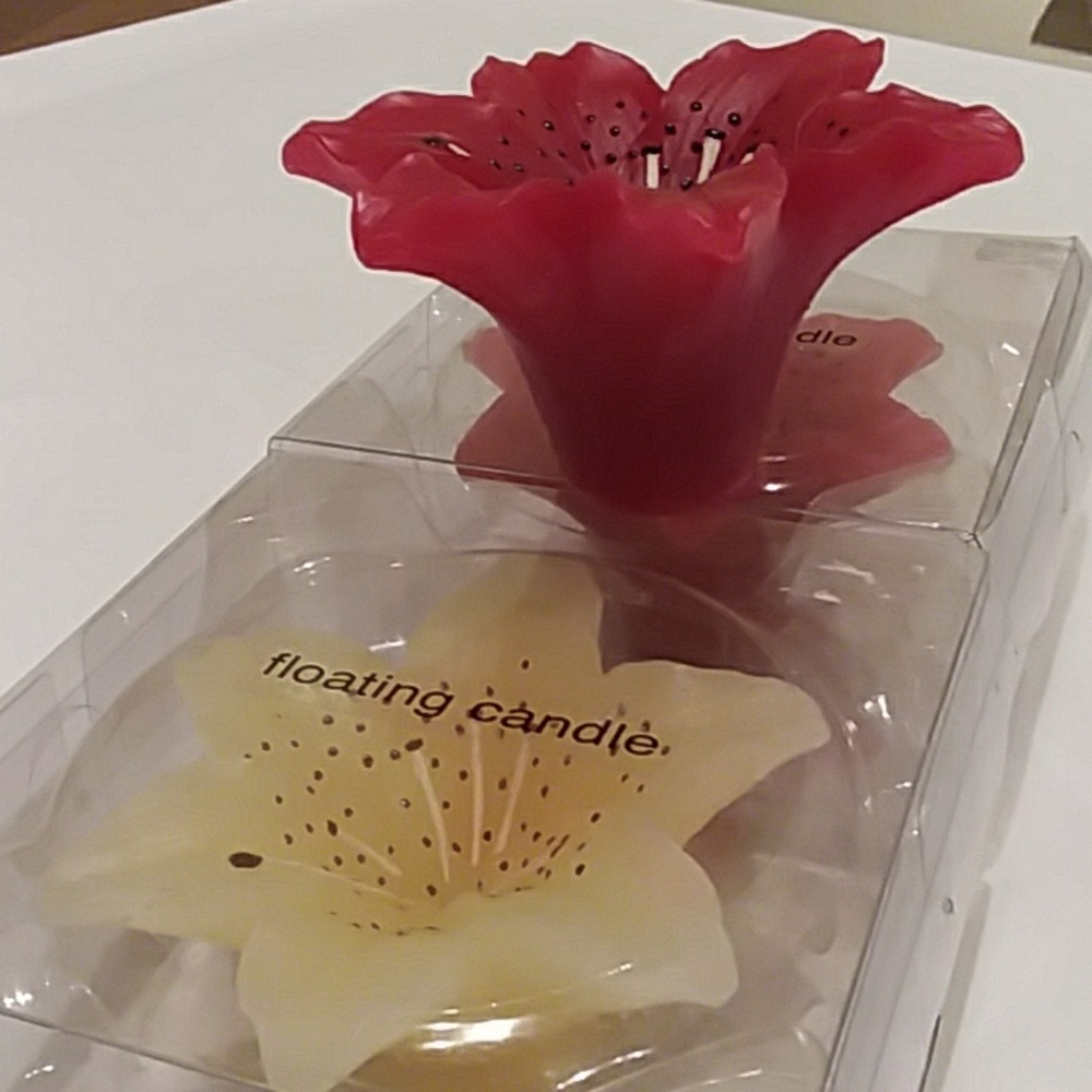 THREE FLOATING CANDLES - Picture 2 of 6